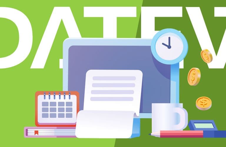 DATEV Gehaltsabrechnung mit Lohn und Gehalt Illustration von Büroartikeln: Kalender, Dokumente, Uhr, Kaffeetasse, Münzen und Taschenrechner auf grünem Hintergrund mit dem Schriftzug „DATEV“.