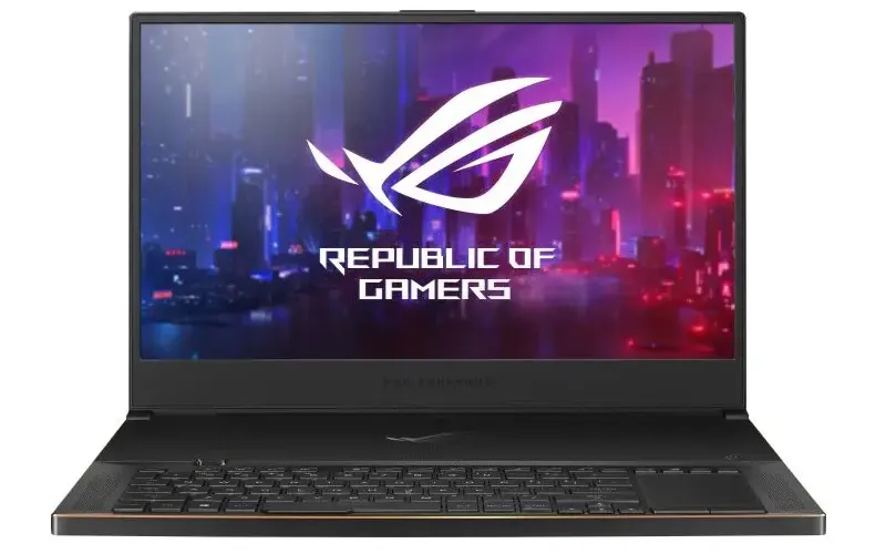 Notebook AsusROG ZEPHYRUS GX701 Ein Gaming-Laptop mit dem "Republic of Gamers"-Logo auf dem Bildschirm vor dem Hintergrund einer lebendigen Stadtlandschaft.