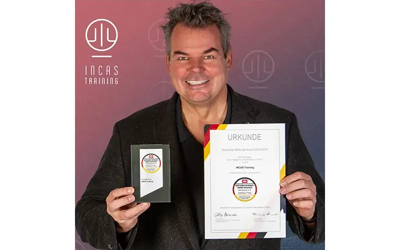 Stephan Otten präsentiert den INCAS Training DISQ Award 2025 Stephan Otten präsentiert den INCAS Training DISQ Award 2025